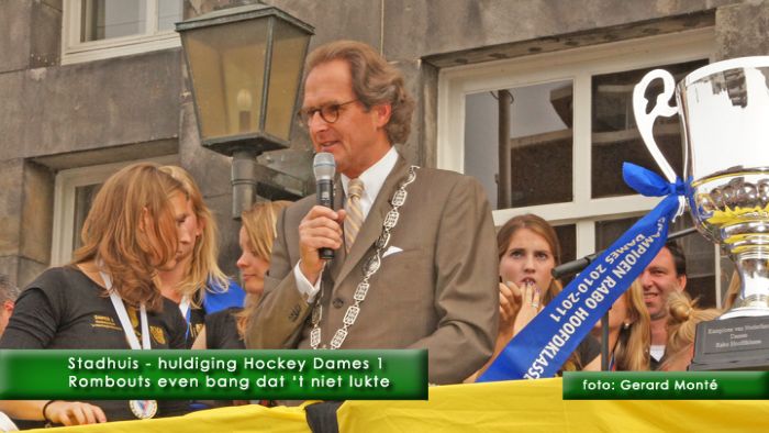 0montE9036- hockey dames1 stadhuis-  web 2011