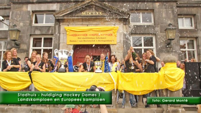 0montE9039- hockey dames1 stadhuis-  web 2011