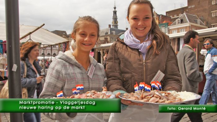 0montE9057 - markt vlaggetjesdag-  web 2011