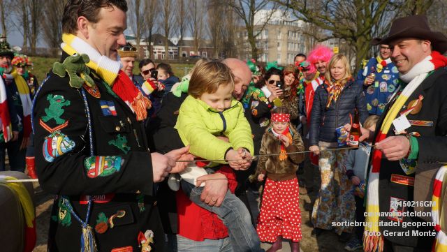 DSC09757-  carnaval oeteldonk sortiebrug citadel geopend- 16feb2015 - foto GerardMontE web