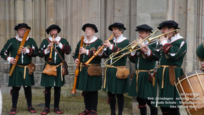 DSC03459- Sint-Jorisdagen schuttersgilde De Oude Schuts - Stadspijpers - 25apr2015 - foto GerardMontE web