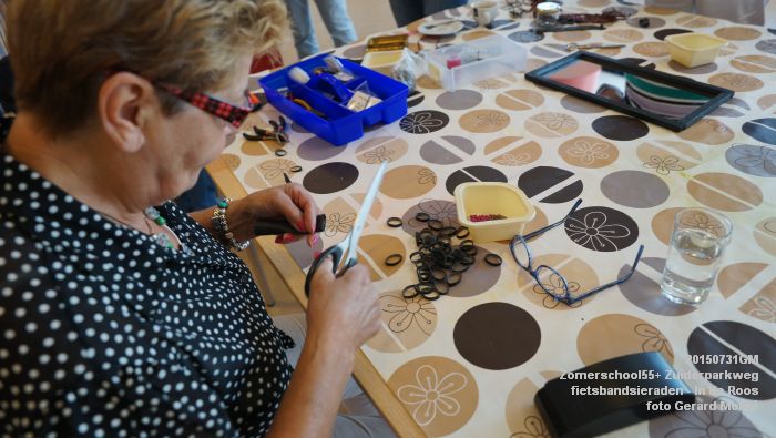 fDSC00899- Zomerschool55+ Zuiderparkweg fietsbandsieraden - In de Roos - 31juli2015 - foto GerardMontE web