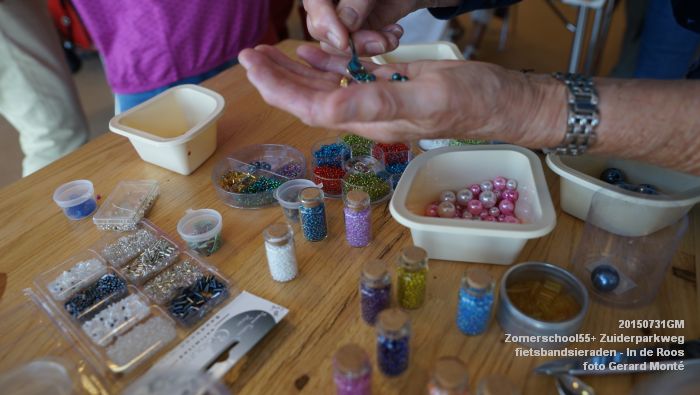 fDSC00903- Zomerschool55+ Zuiderparkweg fietsbandsieraden - In de Roos - 31juli2015 - foto GerardMontE web