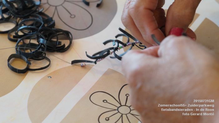 fDSC00914- Zomerschool55+ Zuiderparkweg fietsbandsieraden - In de Roos - 31juli2015 - foto GerardMontE web