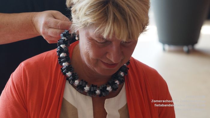 fDSC00921- Zomerschool55+ Zuiderparkweg fietsbandsieraden - In de Roos - 31juli2015 - foto GerardMontE web