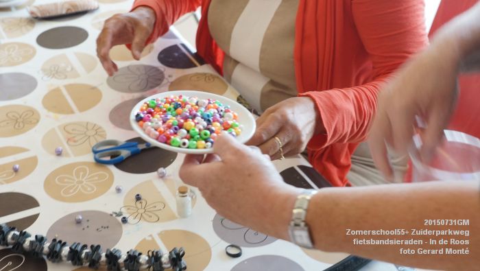 fDSC00922- Zomerschool55+ Zuiderparkweg fietsbandsieraden - In de Roos - 31juli2015 - foto GerardMontE web