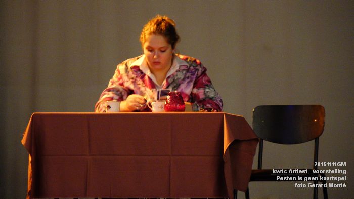 DSC03969- Kw1c Artiest - Pesten is geen kaartspel - voorstelling - 11nov2015 - foto GerardMontE web