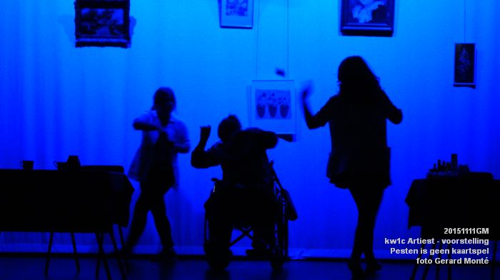 DSC03974- Kw1c Artiest - Pesten is geen kaartspel - voorstelling - 11nov2015 - foto GerardMontE web