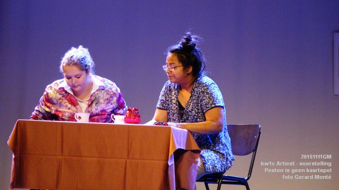 DSC03976- Kw1c Artiest - Pesten is geen kaartspel - voorstelling - 11nov2015 - foto GerardMontE web