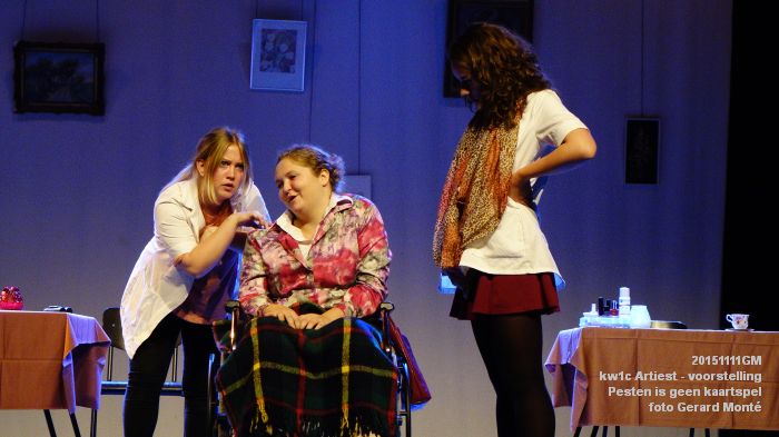 DSC03997- Kw1c Artiest - Pesten is geen kaartspel - voorstelling - 11nov2015 - foto GerardMontE web
