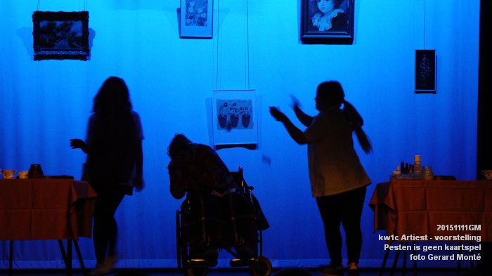 DSC04005- Kw1c Artiest - Pesten is geen kaartspel - voorstelling - 11nov2015 - foto GerardMontE web