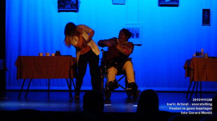 DSC04010- Kw1c Artiest - Pesten is geen kaartspel - voorstelling - 11nov2015 - foto GerardMontE web
