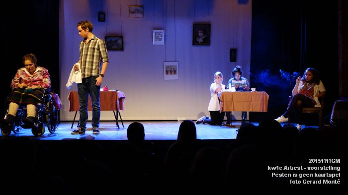 DSC04030- Kw1c Artiest - Pesten is geen kaartspel - voorstelling - 11nov2015 - foto GerardMontE web