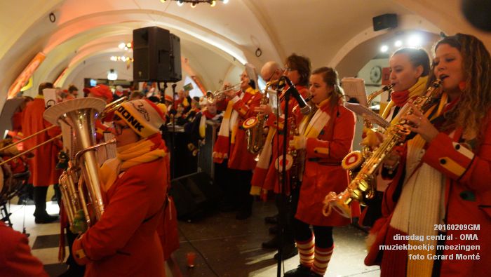 DSC04376- carnaval Oeteldonk - dinsdag central OMA muziekboekje meezingen - 9feb2016 - foto GerardMontE web