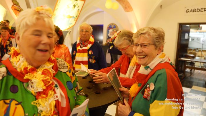 DSC04377- carnaval Oeteldonk - dinsdag central OMA muziekboekje meezingen - 9feb2016 - foto GerardMontE web