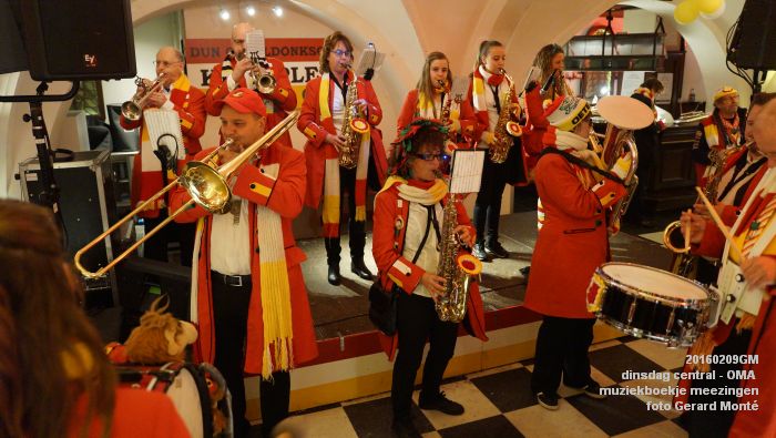 DSC04379- carnaval Oeteldonk - dinsdag central OMA muziekboekje meezingen - 9feb2016 - foto GerardMontE web