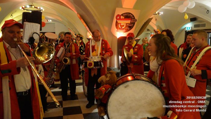 DSC04380- carnaval Oeteldonk - dinsdag central OMA muziekboekje meezingen - 9feb2016 - foto GerardMontE web