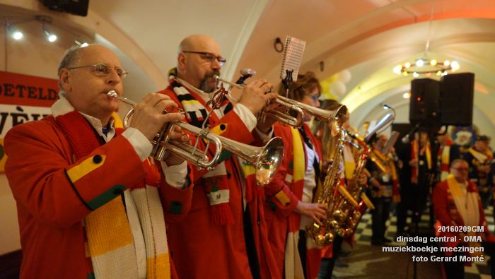 DSC04381- carnaval Oeteldonk - dinsdag central OMA muziekboekje meezingen - 9feb2016 - foto GerardMontE web