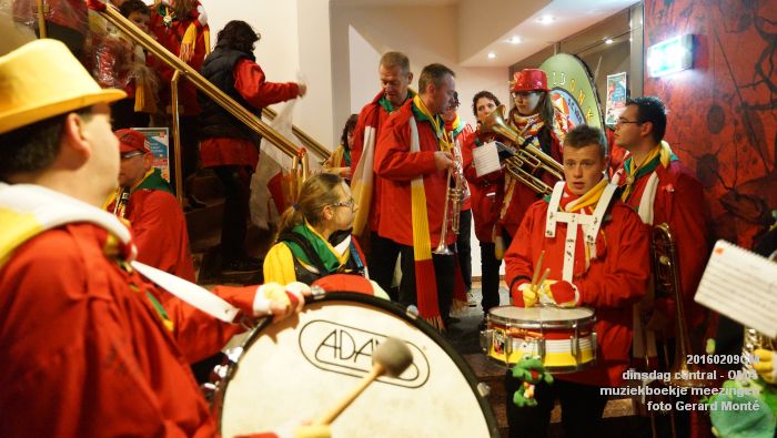 DSC04383- carnaval Oeteldonk - dinsdag central OMA muziekboekje meezingen - 9feb2016 - foto GerardMontE web