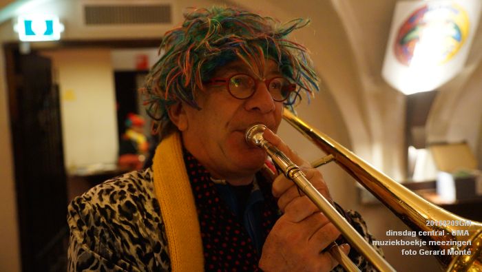 DSC04384- carnaval Oeteldonk - dinsdag central OMA muziekboekje meezingen - 9feb2016 - foto GerardMontE web