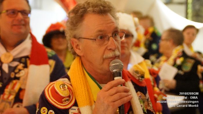 DSC04391- carnaval Oeteldonk - dinsdag central OMA muziekboekje meezingen - 9feb2016 - foto GerardMontE web