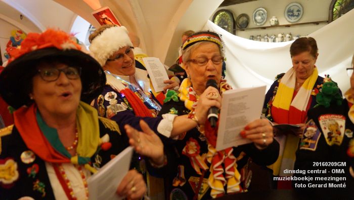 DSC04395- carnaval Oeteldonk - dinsdag central OMA muziekboekje meezingen - 9feb2016 - foto GerardMontE web