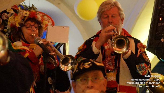 DSC04399- carnaval Oeteldonk - dinsdag central OMA muziekboekje meezingen - 9feb2016 - foto GerardMontE web