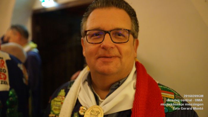 DSC04404- carnaval Oeteldonk - dinsdag central OMA muziekboekje meezingen - 9feb2016 - foto GerardMontE web