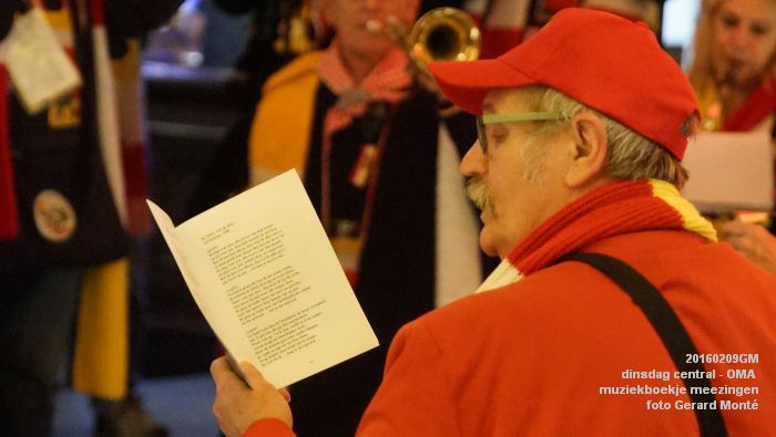 DSC04407- carnaval Oeteldonk - dinsdag central OMA muziekboekje meezingen - 9feb2016 - foto GerardMontE web