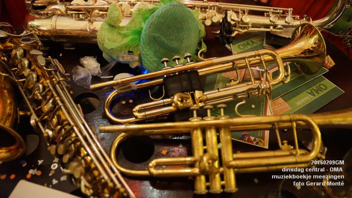 DSC04409- carnaval Oeteldonk - dinsdag central OMA muziekboekje meezingen - 9feb2016 - foto GerardMontE web
