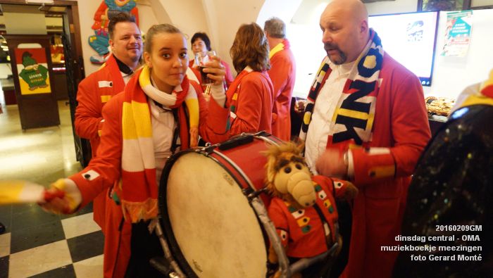 DSC04410- carnaval Oeteldonk - dinsdag central OMA muziekboekje meezingen - 9feb2016 - foto GerardMontE web