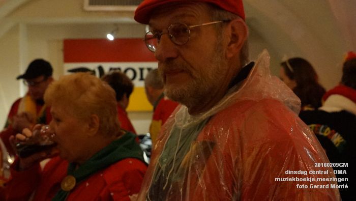 DSC04414- carnaval Oeteldonk - dinsdag central OMA muziekboekje meezingen - 9feb2016 - foto GerardMontE web