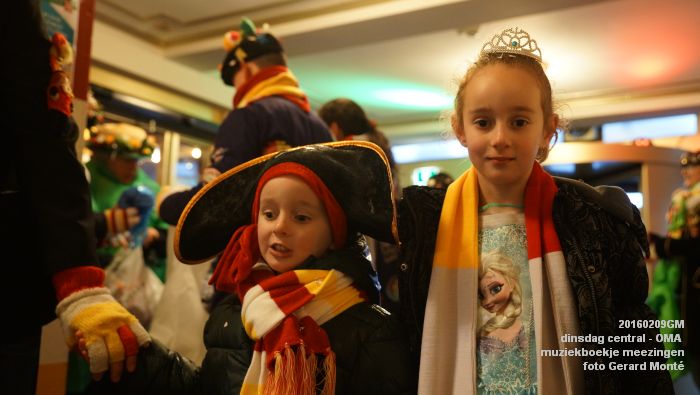 DSC04417- carnaval Oeteldonk - dinsdag central OMA muziekboekje meezingen - 9feb2016 - foto GerardMontE web