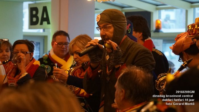 DSC04419- carnaval Oeteldonk - dinsdag central daktari fanfari 44 jaar - 9feb2016 - foto GerardMontE web