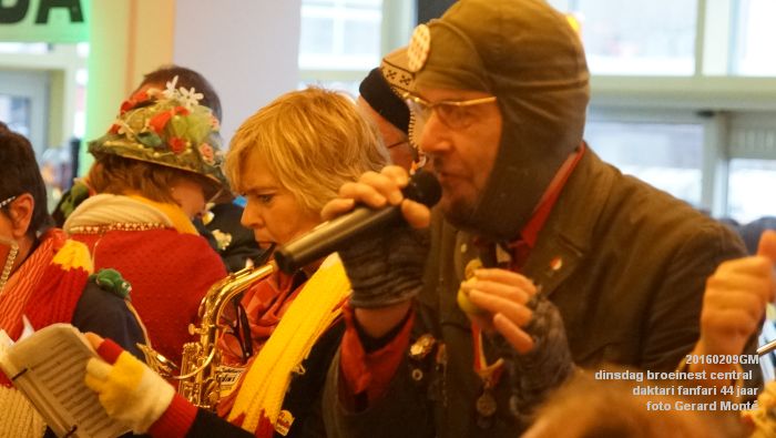 DSC04420- carnaval Oeteldonk - dinsdag central daktari fanfari 44 jaar - 9feb2016 - foto GerardMontE web