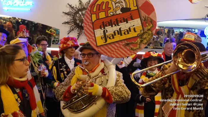 DSC04422- carnaval Oeteldonk - dinsdag central daktari fanfari 44 jaar - 9feb2016 - foto GerardMontE web