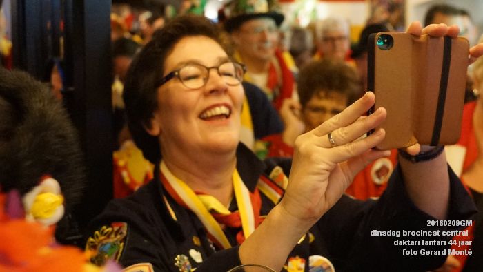 DSC04423- carnaval Oeteldonk - dinsdag central daktari fanfari 44 jaar - 9feb2016 - foto GerardMontE web