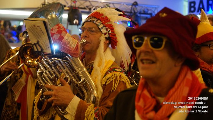 DSC04425- carnaval Oeteldonk - dinsdag central daktari fanfari 44 jaar - 9feb2016 - foto GerardMontE web