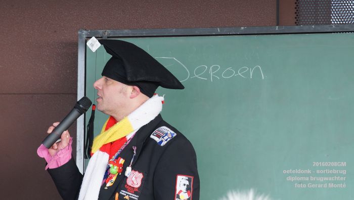 DSC04137- carnaval oeteldonk - sortiebrug diploma brugwachter - 8feb2016 - foto GerardMontE db