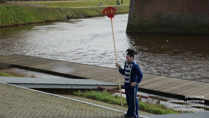 DSC04140- carnaval oeteldonk - sortiebrug diploma brugwachter - 8feb2016 - foto GerardMontE db