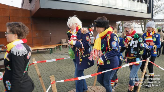 DSC04144- carnaval oeteldonk - sortiebrug diploma brugwachter - 8feb2016 - foto GerardMontE db