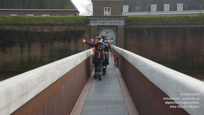 DSC04166- carnaval oeteldonk - sortiebrug diploma brugwachter - 8feb2016 - foto GerardMontE db