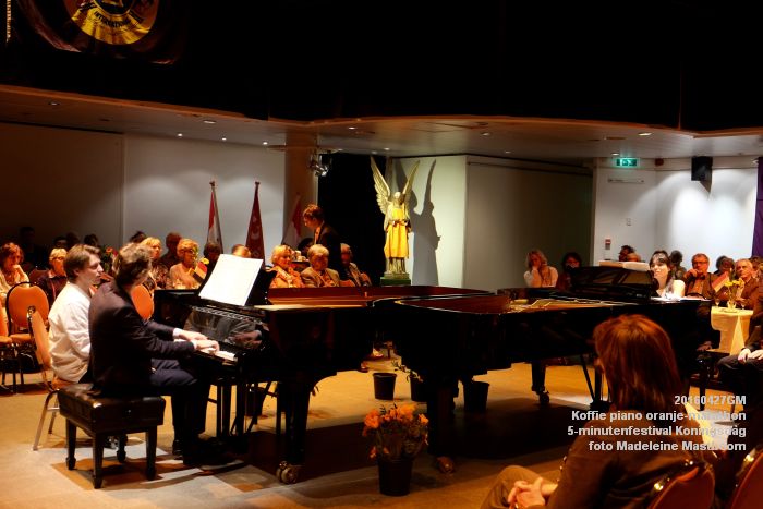 DSCF0019- Koffie piano Koningsdag oranje-marathon en het 5-minutenfestival - 27april2016 - foto Madeleine Mastboom web