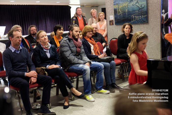 DSCF9878- Koffie piano Koningsdag oranje-marathon en het 5-minutenfestival - 27april2016 - foto Madeleine Mastboom web