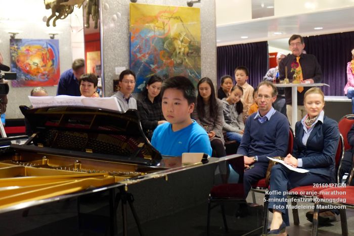 DSCF9893- Koffie piano Koningsdag oranje-marathon en het 5-minutenfestival - 27april2016 - foto Madeleine Mastboom web