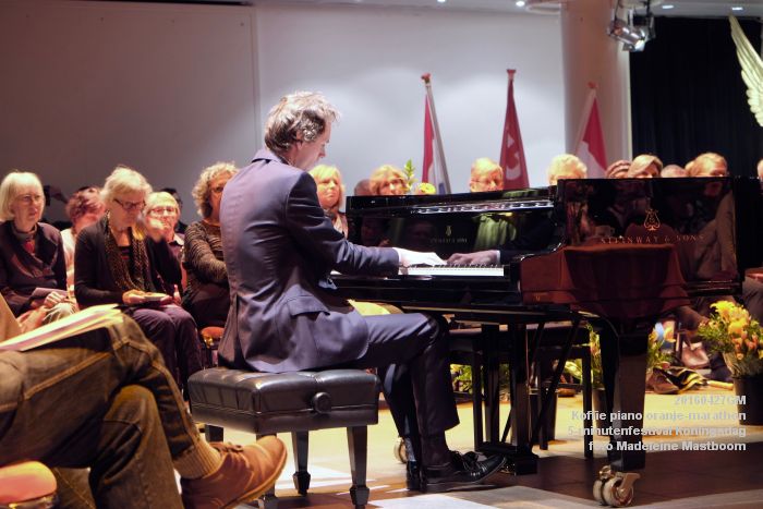 DSCF9950- Koffie piano Koningsdag oranje-marathon en het 5-minutenfestival - 27april2016 - foto Madeleine Mastboom web