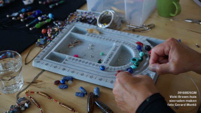 DSC00235- Vicki Brown-huis aan de Aartshertogenlaan-Graafsweg sierraden maken - 25aug2016 -  foto GerardMontE web