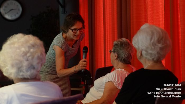 DSC09629- Vicki Brown-huis lezing  in Antoniegaarde - 17aug2016 -  foto GerardMontE web