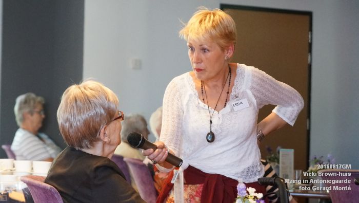 DSC09649- Vicki Brown-huis lezing  in Antoniegaarde - 17aug2016 -  foto GerardMontE web