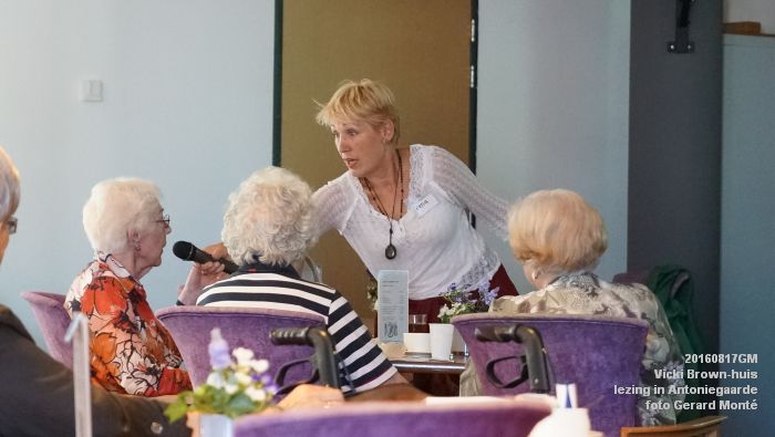 DSC09669- Vicki Brown-huis lezing  in Antoniegaarde - 17aug2016 -  foto GerardMontE web